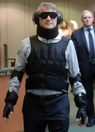 Вообще-то этот маскарад – не военный, Герман Греф изображал инвалида, которму комфортно в офисе Сбербанка, но сегодня он выглядит как снайпер в бронежилете