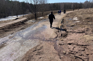 Весной этого года талая вода проложила себе дорогу в обход новых «водостоков», размыв дорожки. Апрель 2021 г.