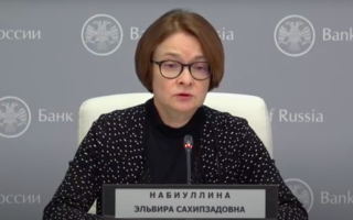 Строгая черная с искрой блузка председателя ЦБ как бы намекает нам, что ситуация в гораздо большей степени черная, нежели белая, но на словах все иначе