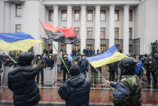 Участники групп «Самооборона Майдана» и «Правый сектор» у стен Верховной рады. 22 февраля 2014 г. 