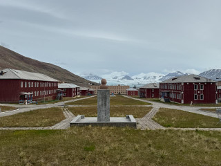Ленин смотрит на ледник