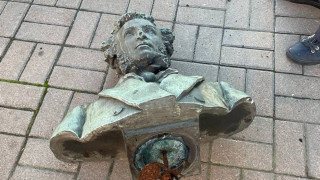 Если отказываться от богатейшего наследия литературы и искусства, можно принять за великих деятелей культуры простых конъюнктурщиков