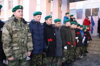 Детям внушается мысль, что они воины, и будет хорошо, если они погибнут за родину