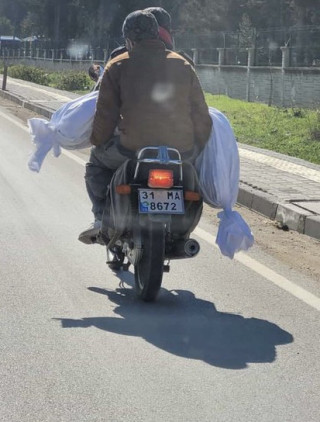 Родные спешат похоронить жертву землетрясения до заката, как того требует ислам. Не всем родственникам погибших выпала такая удача: найти тело