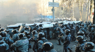 Киев, 18 февраля 2014 года. Бойцы спецроты «Беркут» на углу улиц Шелковичной и Институтской оттесняет участников протестов к баррикадам на Площади независимости