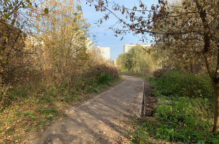 В октябре 2021 г. строители заменили прошлогодние «водостоки» на новые. Они по-прежнему проложены без учета рельефа местности.