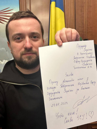Замруководителя офиса президента, уже бывший, Кирилл Тимошенко попытался сделать хорошую мину при плохой игре и сам подал в отставку. По данным украинских журналистов, среди тех, кто сейчас лишается постов в Украине, много его ставленников