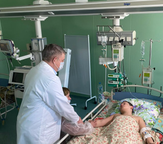 Вот он, губернатор Богомаз, у постели мужественного мальчика Федора
