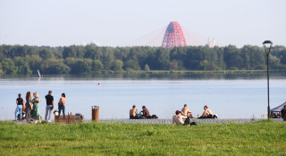 Отдых горожан в зоне отдыха Строгинская пойма.