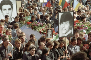 Герои России Владимир Усов, Дмитрий Комарь и Илья Кричевский отдали в 1991 году жизни за свободу, а свобода так и не наступила
