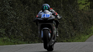Данила Краснюк мчится по трассе Cookstown 100.