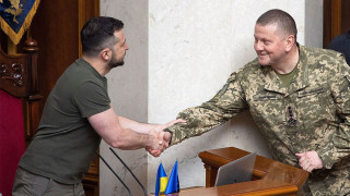   Владимир Зеленский (слева) оказал Валерию Залужному большую услугу – в Лондоне генерал явно наберется и политического опыта, и связей и тогда уже станет реальным конкурентом своему президенту