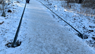 В декабре 2020 года вдоль части грунтовых дорожек Битцевского леса проложили «ливневую канализацию», которая никуда не вела. В этом году прокуратура признала подрядчика работ нарушителем. 