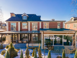 Такой замок в 5 км от Москвы, 730 кв. м с бассейном, стоит сейчас даже меньше 500 млн рублей