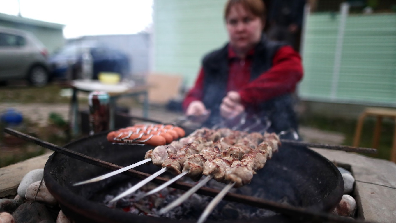 Russians have started economizing on spring barbecues