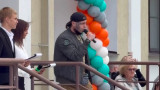 В Красноярске на школьной линейке ветеран «СВО» поприветствовал школьников в стиле ЧВК «Вагнер» и посоветовал изучать автомат Калашникова