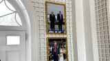 Трамп повесил в Белом доме фото с Путиным