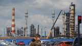Нефтепереработка в России рухнула до минимума с 2009 года после рекордной череды ударов по НПЗ