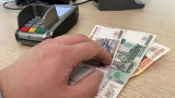 Россияне стали оплачивать 30% покупок наличными из-за отключений интернета и повышения налогов