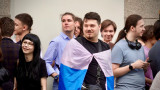 Около 500 человек собрались у Верховного суда, где рассмотрят снятие «Яблока» с выборов