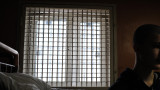 Полиция начала задерживать россиян, пришедших поддержать «Яблоко» к Верховному суду 10 августа