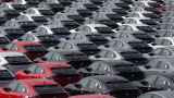Автокомпании могут сократить производство из-за необычного дефицита