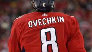 Как правильно повесить свитер Александра Овечкина?