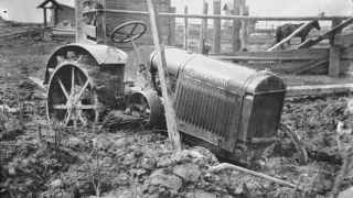 Биробиджан, 1930-е годы. Трактор увяз. Трактор подарен ИКОР (Идише колонизация орбайтер, американской Организацией еврейской колонизации в России), много сделавшей в первые годы после создания Еврейской автономной области