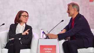 Центробанк (слева председатель Эльвира Набиуллина) просит банки делать вид, что с кредитами все в порядке