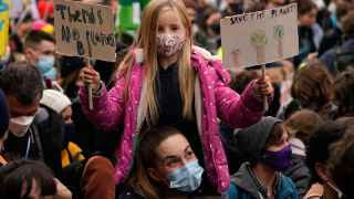 Участники несли такие плакаты, как «Не сжигайте наше будущее» и «У нас нет планеты B», но были и более креативные, например, «Мне нужна горячая любимая, а не горячая планета».