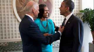 У 60-летней Мишель Обамы (в центре) — очевидные политические перспективы, но не в этот раз: сейчас время Джо Байдена (слева), которого поддерживает Барак Обама