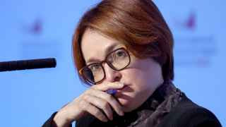 ЦБ выжидает, когда снижение инфляции станет устойчивым (на фото председатель Эльвира Набиуллина)