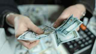 Валюта пока останется в России