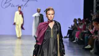 Обязательная часть расписания Недели - показы  работ студентов и выпускников творческих ВУЗов.
На фото: показ выпускников Online Академии брендинга и дизайна Metrics