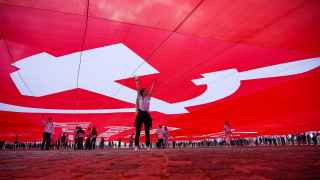 В честь Дня России у стен музея развернули самое большое в мире Знамя Победы.