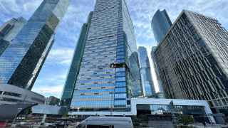 Ночью 30 июля российские власти заявили, что атака беспилотника была нацелена на Москву, и обвинили в нападении Украину. На фото последствия атаки дрона в деловом районе Москва-Сити.