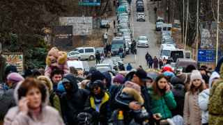 Беженцы из Украины на границе со Словакией.
