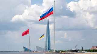 Имперская преемственность с жесткой централизацией всего на свете свойственна нынешней российской власти. На фото: газпромовский «Лахта-центр» в окружении трех имперских флагов: российского, советского и царского