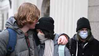 Верховный суд России 30 ноября запретил «международное ЛГБТ-движение» как «экстремистскую» группу, не указав, повлияет ли это решение на конкретных лиц или организации в России. Молодые люди реагируют возле здания Верховного суда в Москве на оглашение решения.