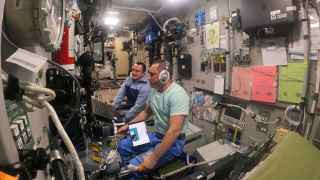 Космонавты Роскосмоса Антон Шкаплеров (на переднем плане) и Петр Дубров внутри служебного модуля «Звезда» МКС.