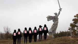 Praematerna — независимая арт-группировка, возникшая в противовес милитаристскому пафосу, неизбежно влекущему за собой человеческие жертвы, и призванная напомнить, что сейчас  Родина-мать не зовет.
Мать не зовет убивать невинных.
Мать не зовет умирать за чужие интересы.
Мать дает жизнь и радеет о благополучии своих детей.