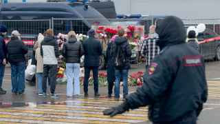 Цветы в память о жертвах теракта в подмосковном Crocus City Hall