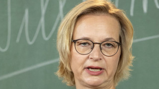 Катя Вольф пока успешно противостоит одновременно и лидеру своей партии, и атаке AfD
