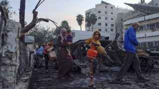  Люди у госпиталя Аль-Ахли, по которому был нанесен удар