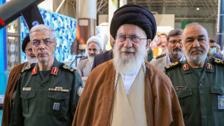 аятолла Али Хаменеи в окружении военных