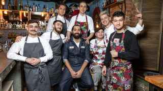 Один из самых заметных успехов этого года - прорыв российского бара El Copitas с 27-го места на восьмое. 

El Copitas также специализируется на мексиканских напитках. Эксперты рейтинга хвалят владельцев бара Артема Перука, Игоря Зернова и Николая Киселева за то, что им удалось создать атмосферу секретного мексиканского бара и добиться аутентичности вкусов, несмотря на то, что найти лайм и авокадо нужного качества в Петербурге - квест и приключение.