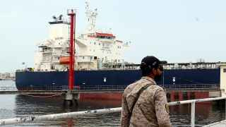 Привезти нефть в обход санкций порой проще, чем переправить полученные за нее деньги в Россию