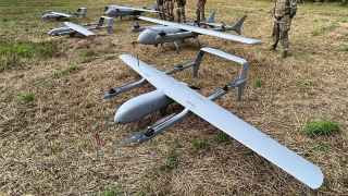Военнослужащие ВСУ рядом с беспилотниками Poseidon H6 и H10 компании Swarmly
