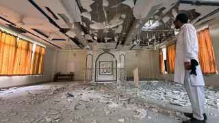 Поврежденное в результате удара Индии здание в городе Котли в пакистанском Кашмире