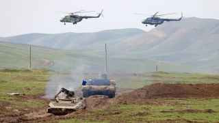 Совместные учения 201-й военной базы России и подразделений авиации Вооруженных сил Таджикистана на военном полигоне Ляур.